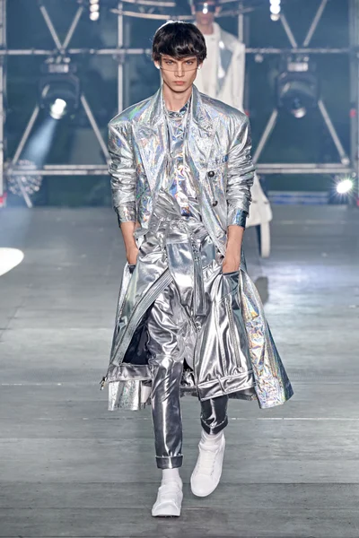 Look 10
